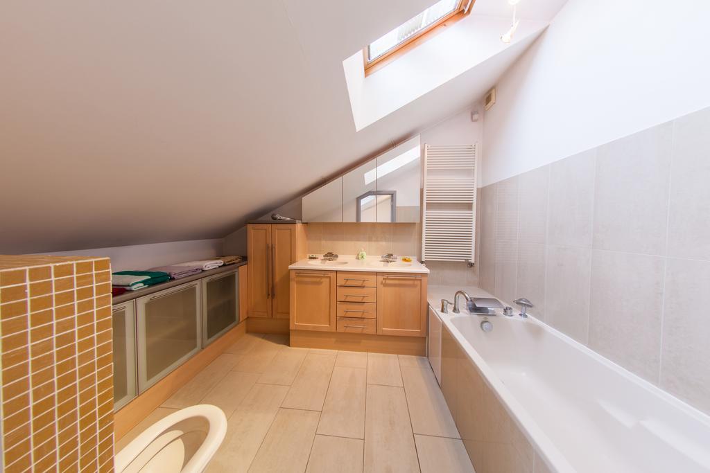 Mansard Apartment Antonovicha 4 Kijev Kültér fotó