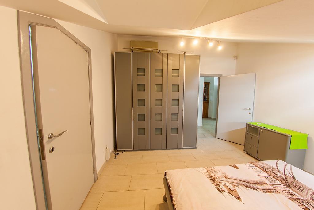 Mansard Apartment Antonovicha 4 Kijev Kültér fotó
